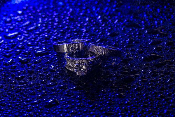 Trang sức cưới của cô dâu chú rể được chụp lại theo cùng chủ đề.