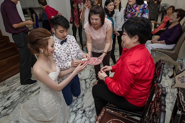 Theo tục lệ của người Trung Quốc, cô dâu chú rể dâng trà trong ngày cưới để thể hiện tấm lòng biết ơn với đấng sinh thành.