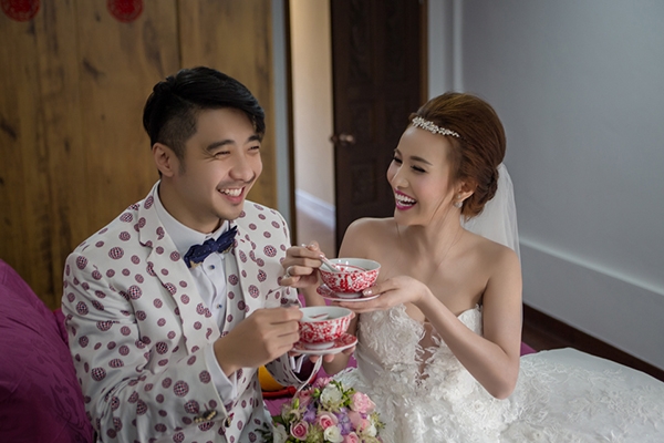 Cô dâu chú rể dùng một món canh truyền thống.