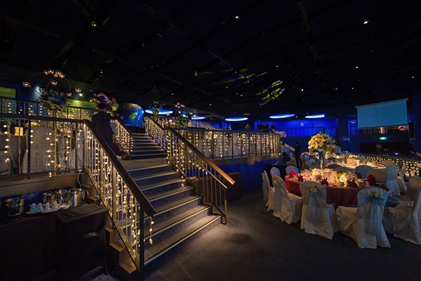 Không gian tiệc cưới được trang trí bằng rất nhiều hoa và đèn. 