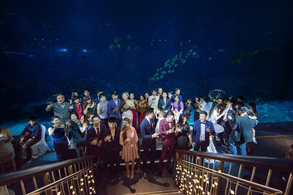 Khách khứa tỏ ra thích thú trước một đám cưới được tổ chức tại thủy cung.