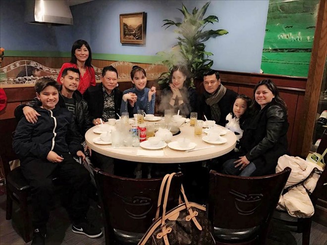 Trong một bức hình khác, Ngọc Trinh còn nắm tay bạn trai tình cảm khi đang dùng bữa cùng các con và cháu ông Hoàng Kiều.