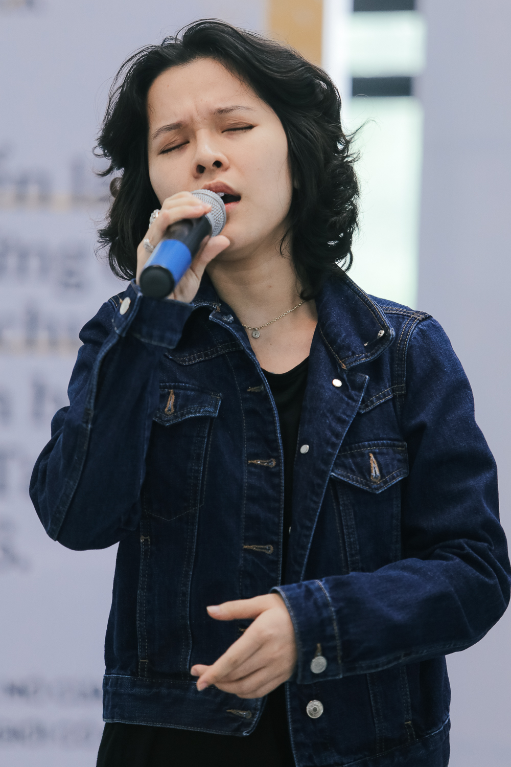 , ca sĩ - nhạc sĩ Tiên Tiên đã có phần trình diễn đặc biệt dành tặng riêng cho tất cả khán giả. Bên cạnh bản hit quen thuộc “Vì tôi còn sống” thì Tiên Tiên cũng đã lần đầu hát ca khúc “Loanh quanh”