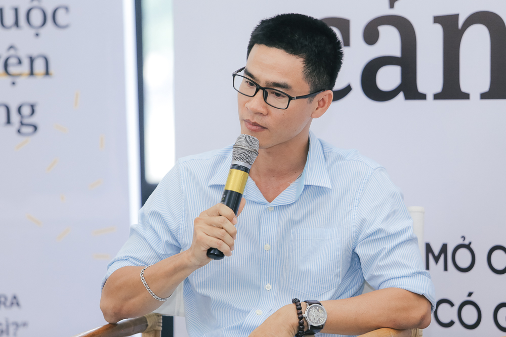 Nhà thơ Nguyễn Phong Việt chia sẻ: thành chia sẻ: "Trước tuổi 25, cái điều mình làm được nhất, cũng là quyết định liều lĩnh nhất với mình là trở thành người làm báo. Nhưng khi trải qua 10 năm rồi, mình thấy rằng đó là quyết định sáng suốt nhất của cuộc đời mình."