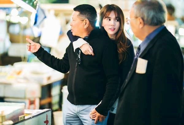 Hình ảnh tình cảm của ông Hoàng Kiều và Ngọc Trinh tại Nhật. Họ được cho bí mật hẹn hò khoảng 2 tháng.