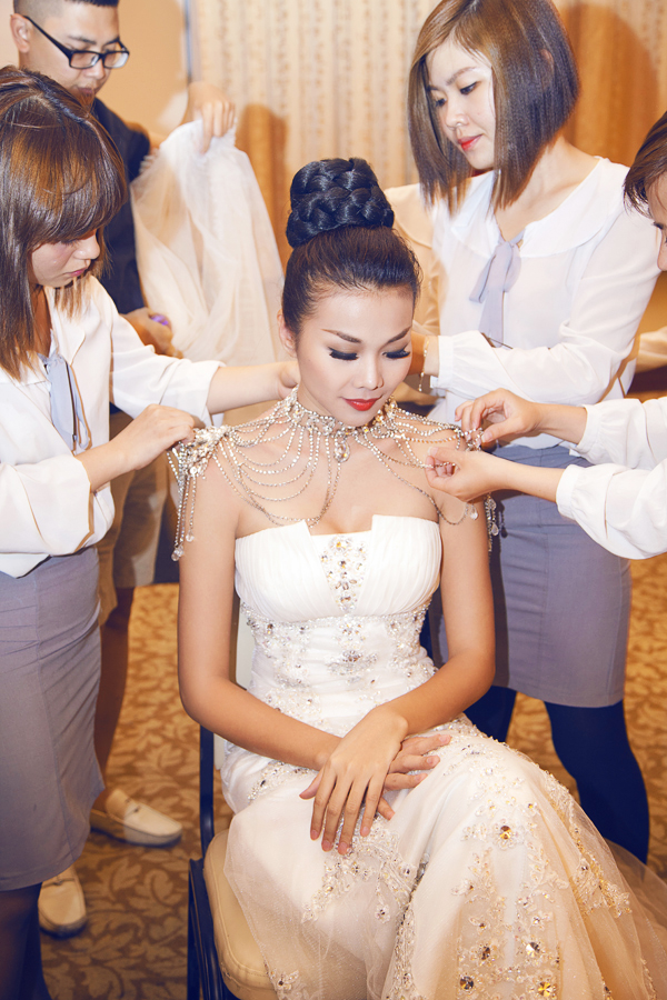 Những hình ảnh hậu trường tất bật như thế này đã trở nên quá quen thuộc với Thanh Hằng.