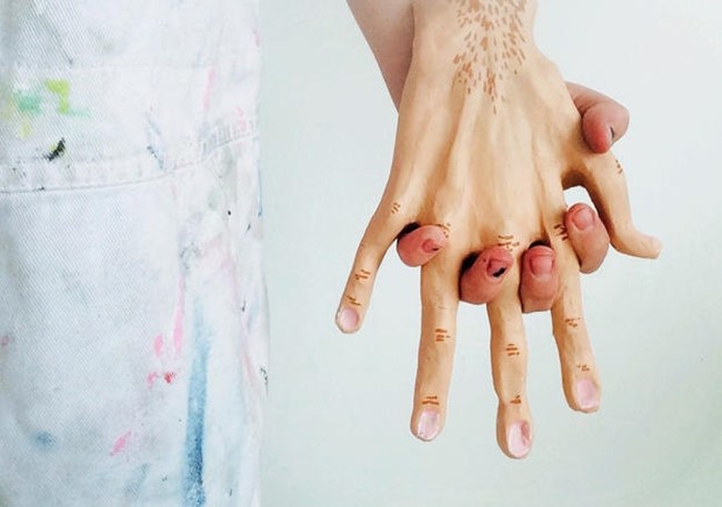 Cô coi 7 anh chàng này như người yêu thật và thường tự vẽ ra khung cảnh những buổi hẹn hò lãng mạn cho mình.