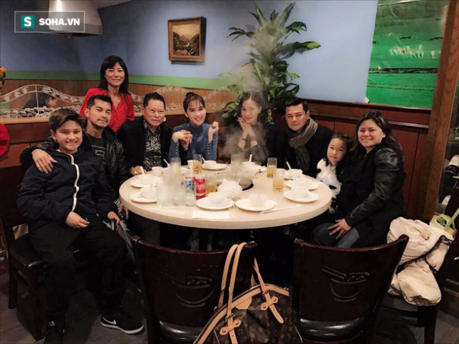 Lan Phương ngồi cạnh Ngọc Trinh trong bữa tiệc gia đình.