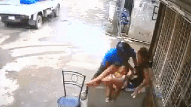 Clip: Tên cướp giật điện thoại từ tay người mẹ khiến em bé ngã đập đầu xuống đất ở Sài Gòn Ảnh 2