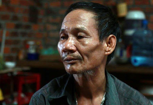 Ông Có buồn bã khi ngôi nhà của mình đổ sập, 4 người hàng xóm bị chôn vùi, tử vong. Ảnh: Xuân Ngọc. 