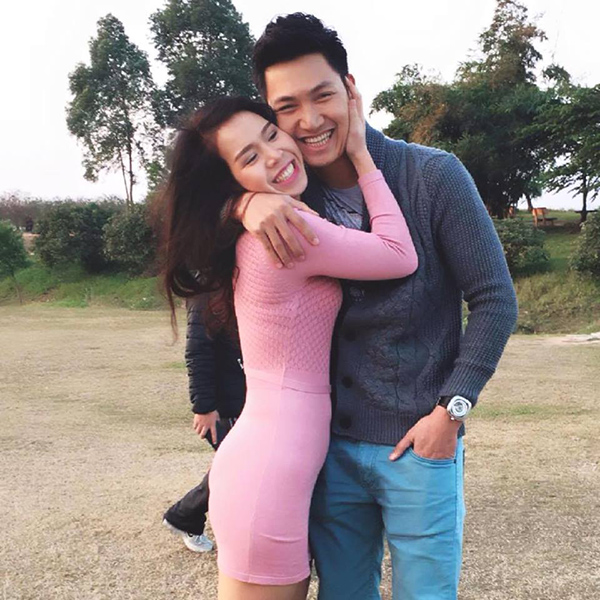 Cả hai cùng sinh năm 1985 là bạn học từ hồi cấp 2. Sau này yêu nhau rồi tiến tới hôn nhân ở tuổi 23.