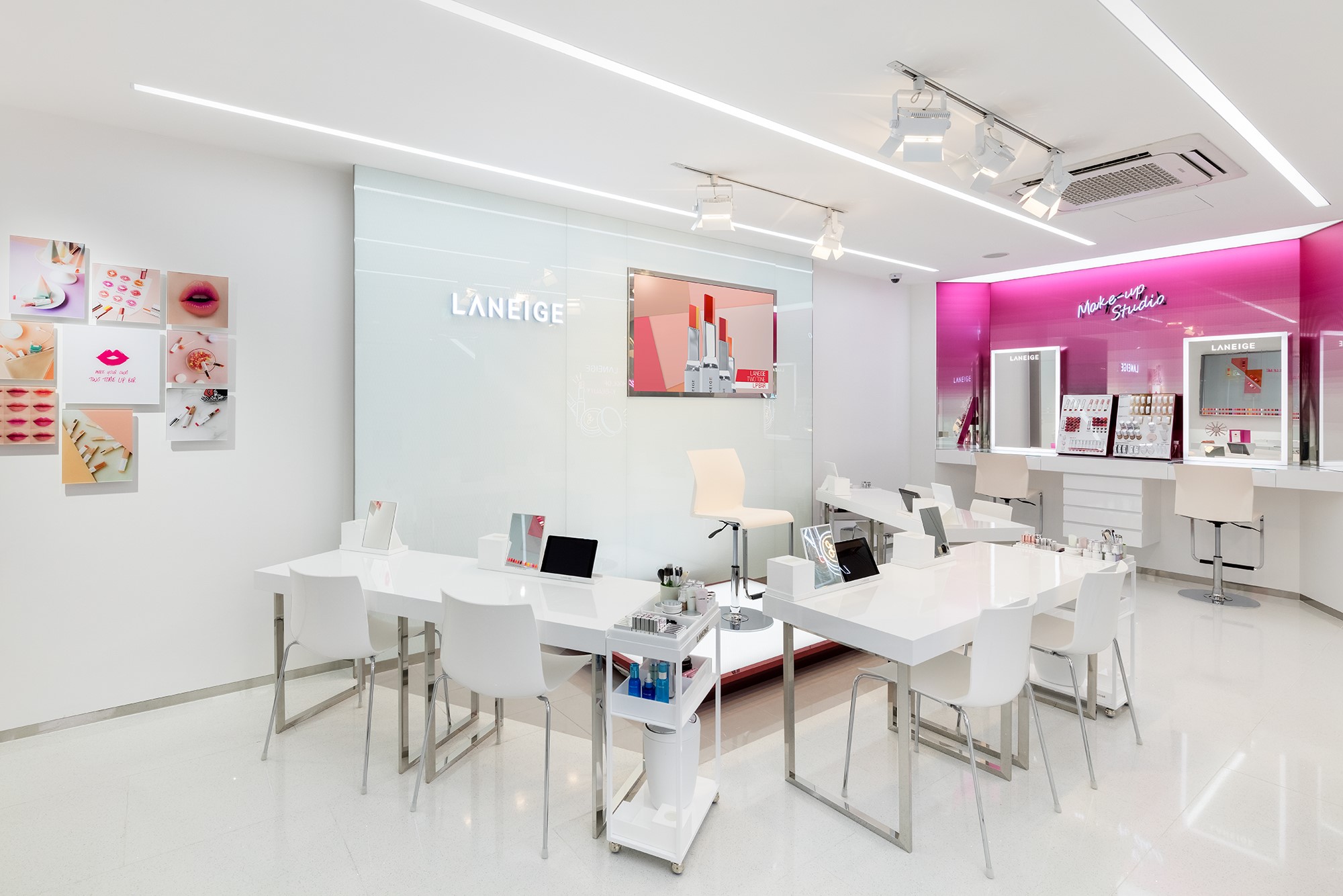 Không gian hiện đại của cửa hàng mỹ phẩm bậc nhất Sài Gòn.