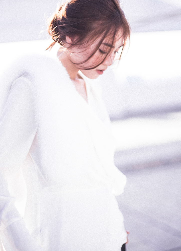 Không chọn trang phục dành cho mùa Giáng Sinh và cũng không có các màu sắc của dịp này như đỏ, xanh lá... như thương thấy, Ninh Dương Lan Ngọc cùng ê-kíp đã quyết định chọn ý tưởng một cô gái cô đơn giữa mùa đông cho bộ ảnh mới này. 