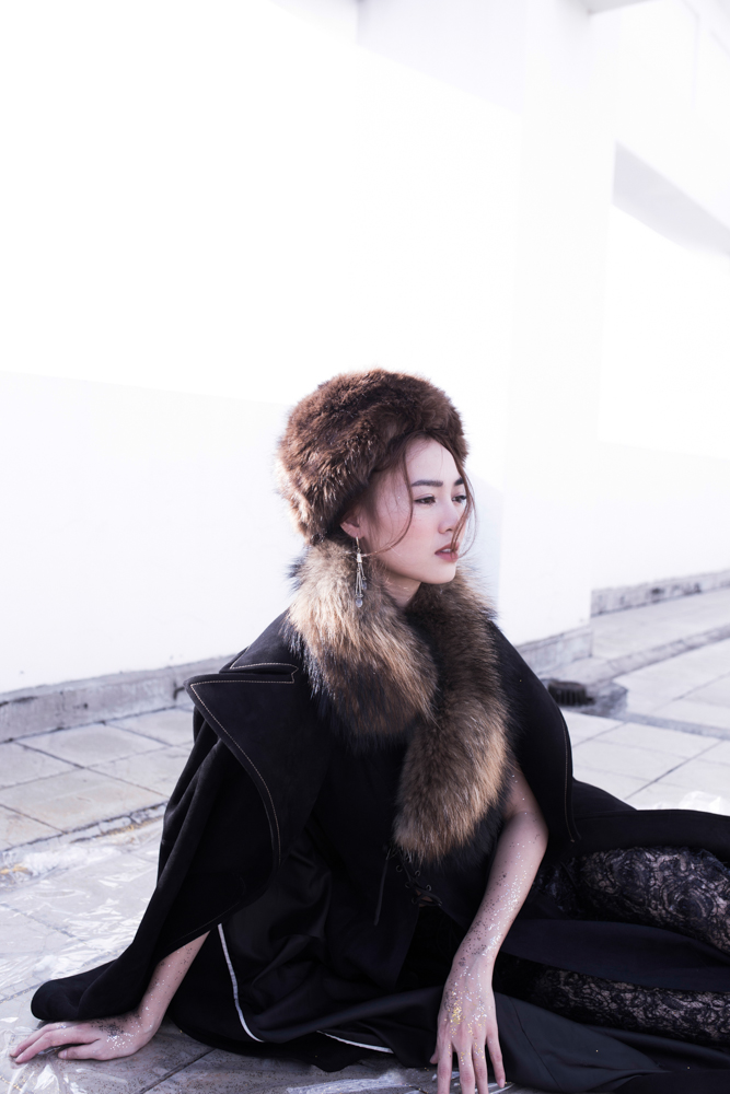 Nếu như với công việc diễn xuất, nữ diễn viên được mệnh danh là "tắc kè hoa" thì về mặt hình ảnh, cô cũng biến hóa không ngừng nghỉ tương tự. Khi thì nữ tính, dịu dàng, lúc lại sang trọng, quý phái hay vô cùng quyến rũ.