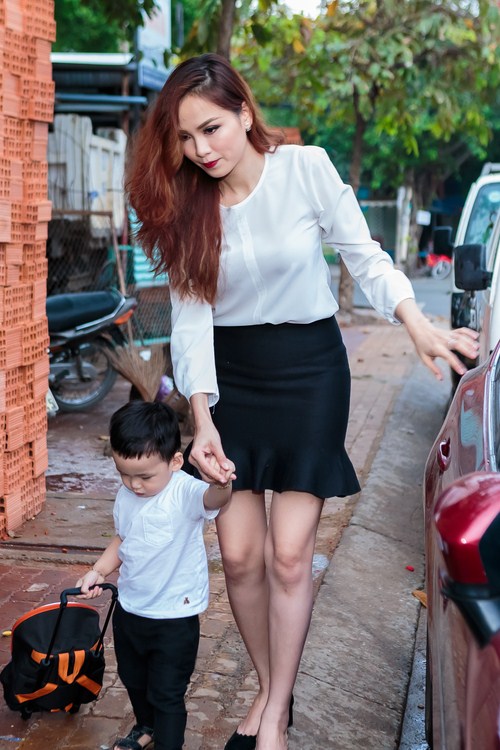 christmas-giving-tree-die%cc%82%cc%83m-hu%cc%9bo%cc%9bng-di-xe%cc%82-ho%cc%a3%cc%82p-va-da%cc%82%cc%83n-ca%cc%a3%cc%82u-con-trai-de%cc%82n-trao-qua-cung-chu%cc%9bo%cc%9bn