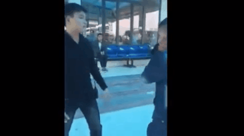 Ông bố địu con nhặt rác bị nam thanh niên đánh để 'dạy cho một bài học' Ảnh 2