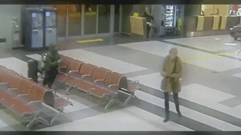 Vì tình quên mình còn được, lao xe vào sân bay để tìm người yêu thì có đáng gì Ảnh 2