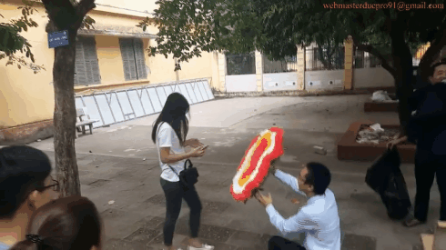 'Soái ca áo trắng' quỳ giữa ký túc xá trường Kinh tế cầu hôn bằng vòng hoa và cái kết… Ảnh 2