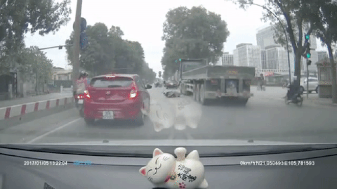 Clip: Cô gái lồm cồm bò ra từ gầm xe sau khi container chạy qua khiến nhiều người hoảng hốt Ảnh 2