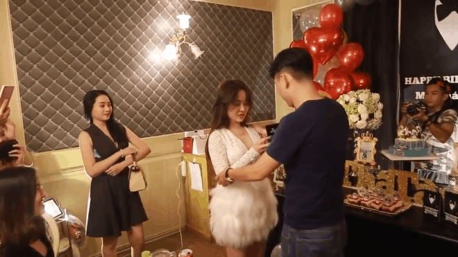 Clip cô gái cầu hôn bạn trai đáng yêu nhất quả đất là đây! Ảnh 2