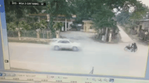 Clip: Người đàn ông bị 'bóng ma tốc độ' hất văng nhanh như chớp khiến người xem sửng sốt Ảnh 2