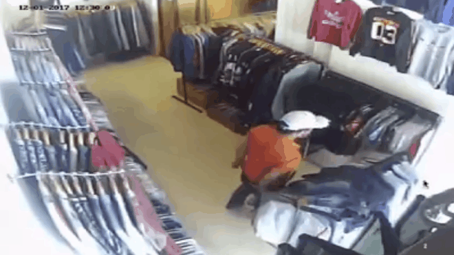 Thủ đoạn 'quá nhanh quá nguy hiểm' của kẻ 'đạo chích' quần áo trong shop thời trang Ảnh 2