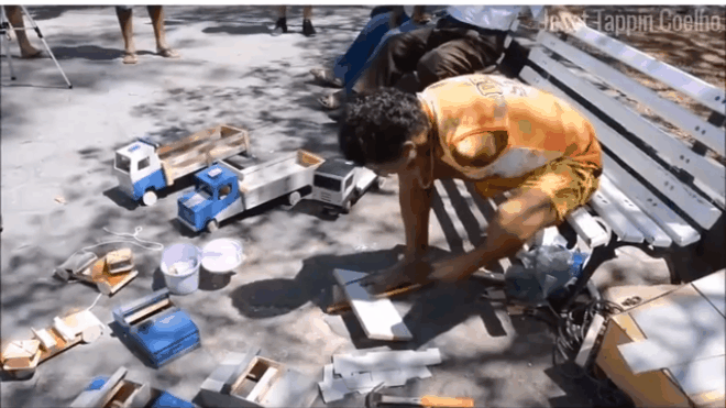 Cảm phục người đàn ông cụt tay rong ruổi khắp đất nước Brazil tự chế và bán ôtô đồ chơi Ảnh 2