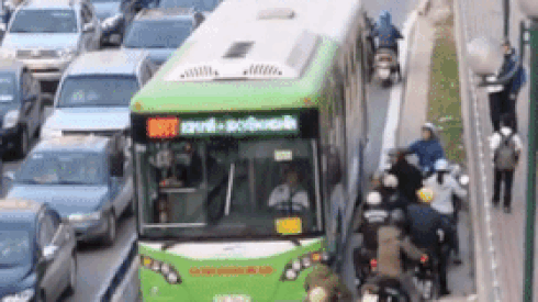 Clip: Xe máy bỏ chạy khi bị quay lại hành vi đi vào làn đường của xe buýt nhanh Ảnh 2