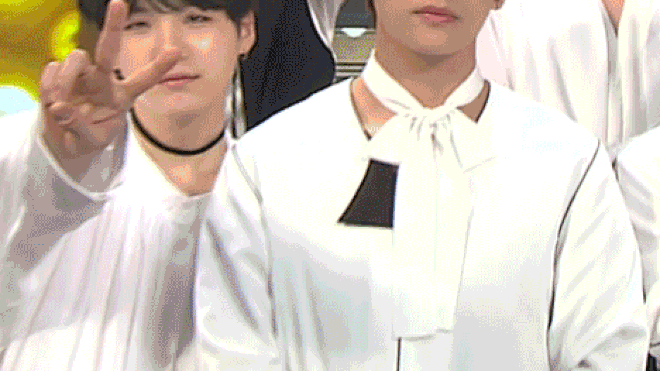 Có chút bối rối chạm tay BTS Suga rồi: Vung tay trúng hông BlackPink Jisoo! Ảnh 2