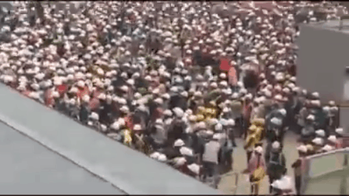 Clip: Hơn 2.000 công nhân Samsung vây kín nhà máy vì ẩu đả với bảo vệ Ảnh 2