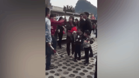 Mâu thuẫn với bảo vệ bãi xe Tràng An, mẹ bế con cầm dép 'cân' 3 thanh niên mang gậy Ảnh 2