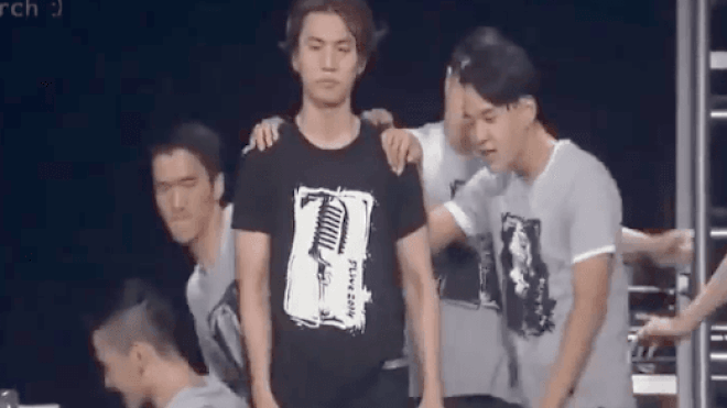Fan khoái chí trước biểu cảm khó đỡ của Daesung (BigBang) khi được… vũ công nam 'bủa vây' Ảnh 2
