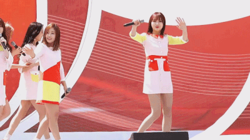 Mải vẫy tay fan, thành viên nhóm Lovelyz suýt ngã khỏi sân khấu Ảnh 2