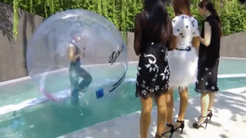 Mang tiếng catwalk thị phạm cho thí sinh nhưng HLV The Face Thái lại tự mình ngã nhào dưới nước Ảnh 2