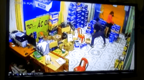 Clip: Kinh hãi cảnh chồng dùng điếu cày đánh liên tiếp vào người vợ Ảnh 2