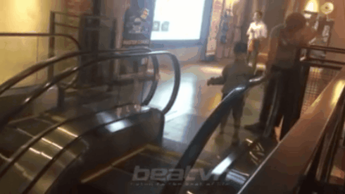 Bất chấp nguy hiểm, mẹ bắt con trai tập đi thang cuốn một mình Ảnh 2