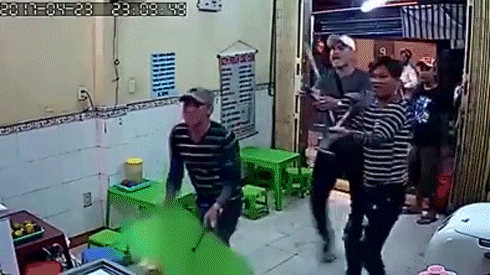 Clip quán kem nhãn Chú Tám nổi tiếng bị nhóm côn đồ hung hãn đập phá tan nát vì giành khách Ảnh 2