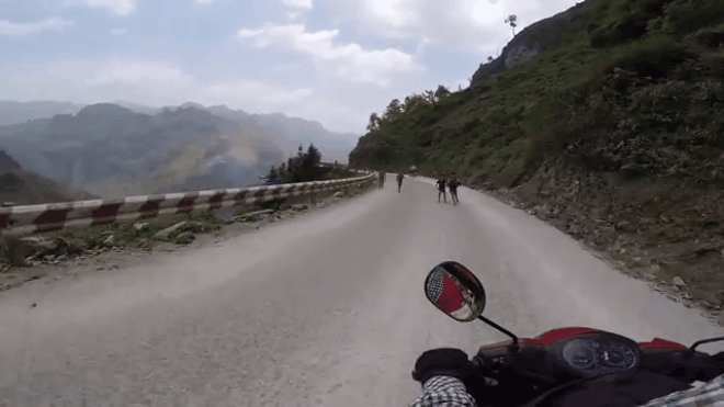 Nhóm trẻ em dàn hàng ngang cướp đồ, tấn công phượt thủ trên đỉnh đèo Mã Pí Lèng Ảnh 2