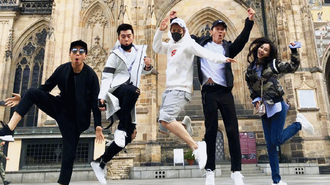 Luhan diện quần chưa vắt sổ, Angelababy lại mặc áo 'rách' chụp hình nhí nhố Ảnh 2