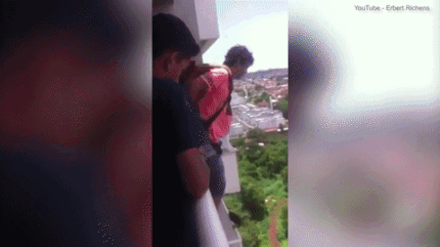 Bất chấp nguy hiểm, thanh niên nhảy từ tầng lầu cao bằng dù mua trên mạng Ảnh 2