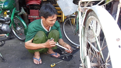 Tiệm sửa xe lạ đời nhất Sài Gòn: Tặng xe đạp, dạy nghề và cho nước uống miễn phí Ảnh 2