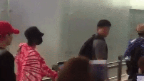 Mặc vệ sĩ ngăn cản, G-Dragon vẫn khiến fan phát cuồng với hành động nhận thư ngầu như phim Ảnh 2