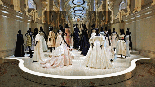 Say đắm trước vẻ đẹp quá đỗi lộng lẫy của 300 bộ cánh haute couture tuyệt đỉnh nhà Dior Ảnh 2