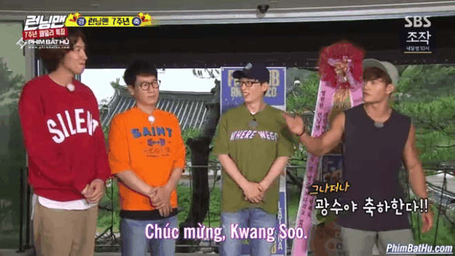 Lee Kwang Soo câm nín khi bị các thành viên Running Man khơi lại nỗi đau mất Song Joong Ki Ảnh 2