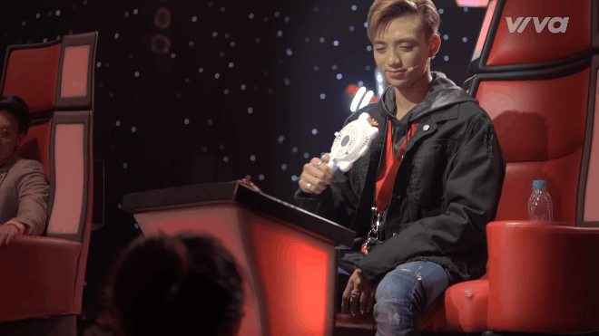 Chỉ với món 'bảo bối' này, Soobin đã đốn tim cả trường quay The Voice Kids! Ảnh 2