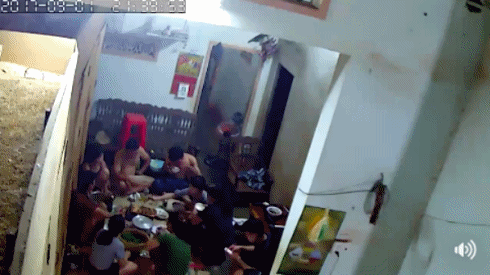 Clip: Cả nhà đang ăn cơm, bình gas mini bất ngờ phát nổ Ảnh 2