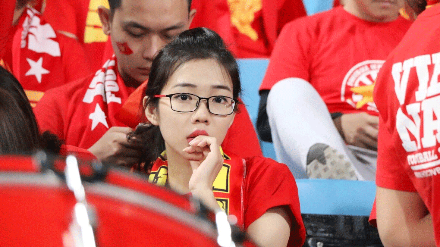 Nữ sinh 'trốn học', fan nghỉ việc sang Campuchia cổ vũ tuyển Việt Nam Ảnh 2