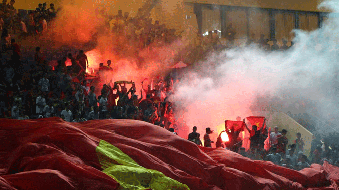 VFF sắp bị phạt cực nặng vì CĐV đốt pháo trên sân Campuchia Ảnh 2