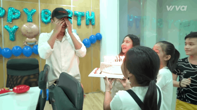 Được học trò tặng quà sinh nhật độc đáo, HLV Soobin Hoàng Sơn xúc động đến bật khóc Ảnh 2