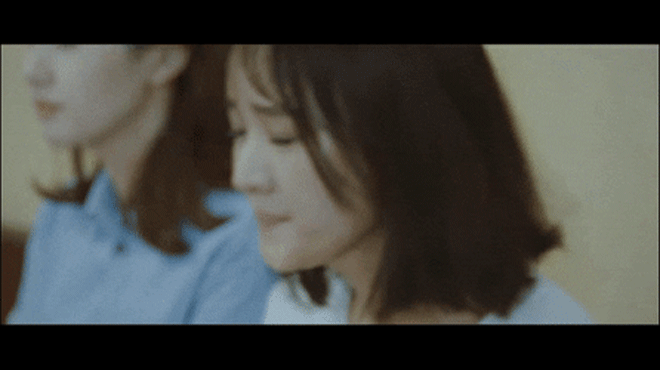 Dù xuất hiện chớp nhoáng, 'bạn gái thầy giáo' trong MV Em Gái Mưa cũng được dân mạng ráo riết 'săn lùng' Ảnh 2